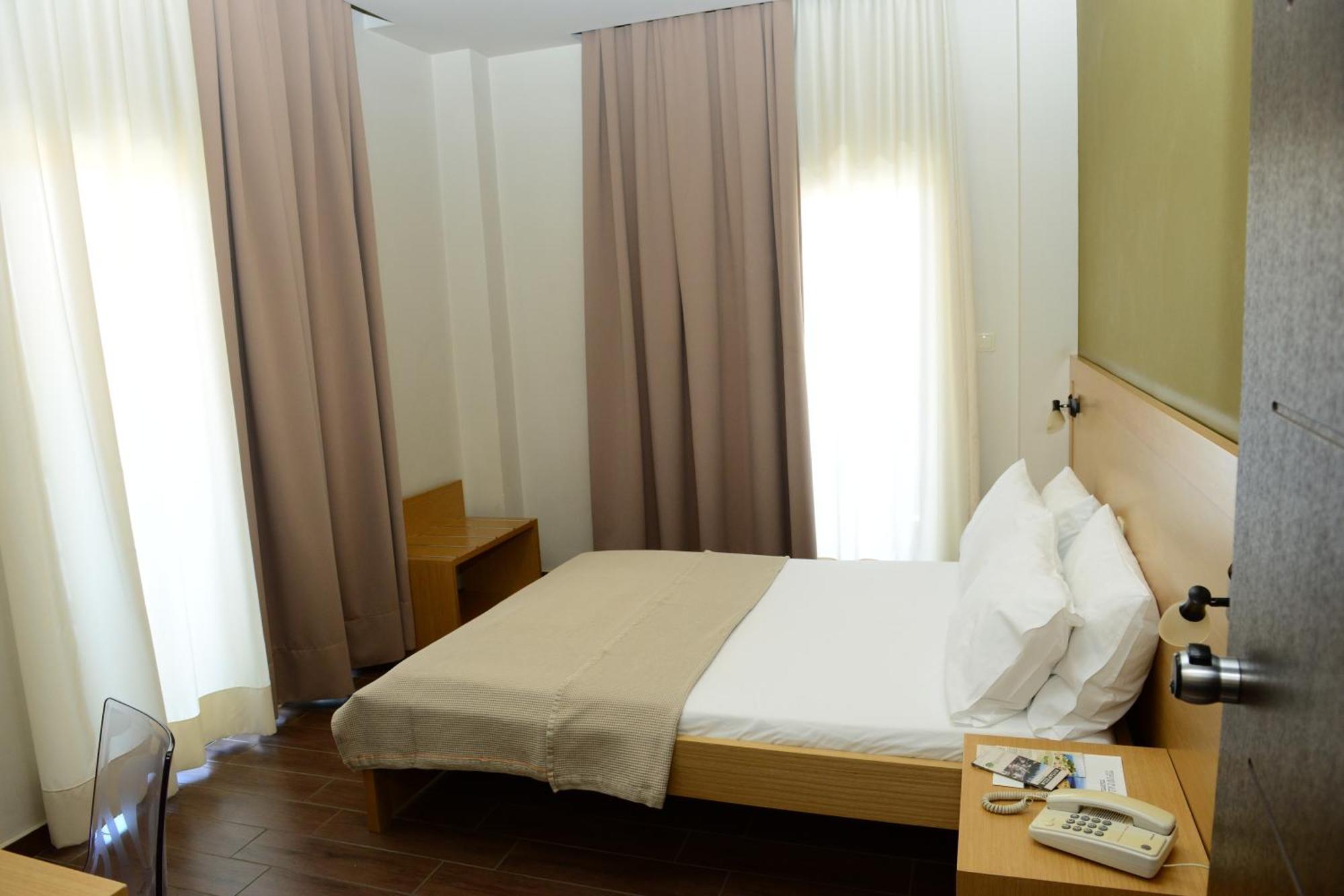 Ionion Hotel Kyparissia Habitación foto